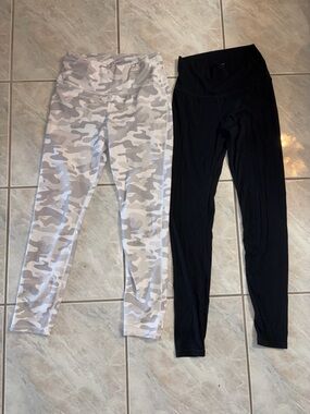 TWO Women’s Small Athletic Leggings - black and white camo